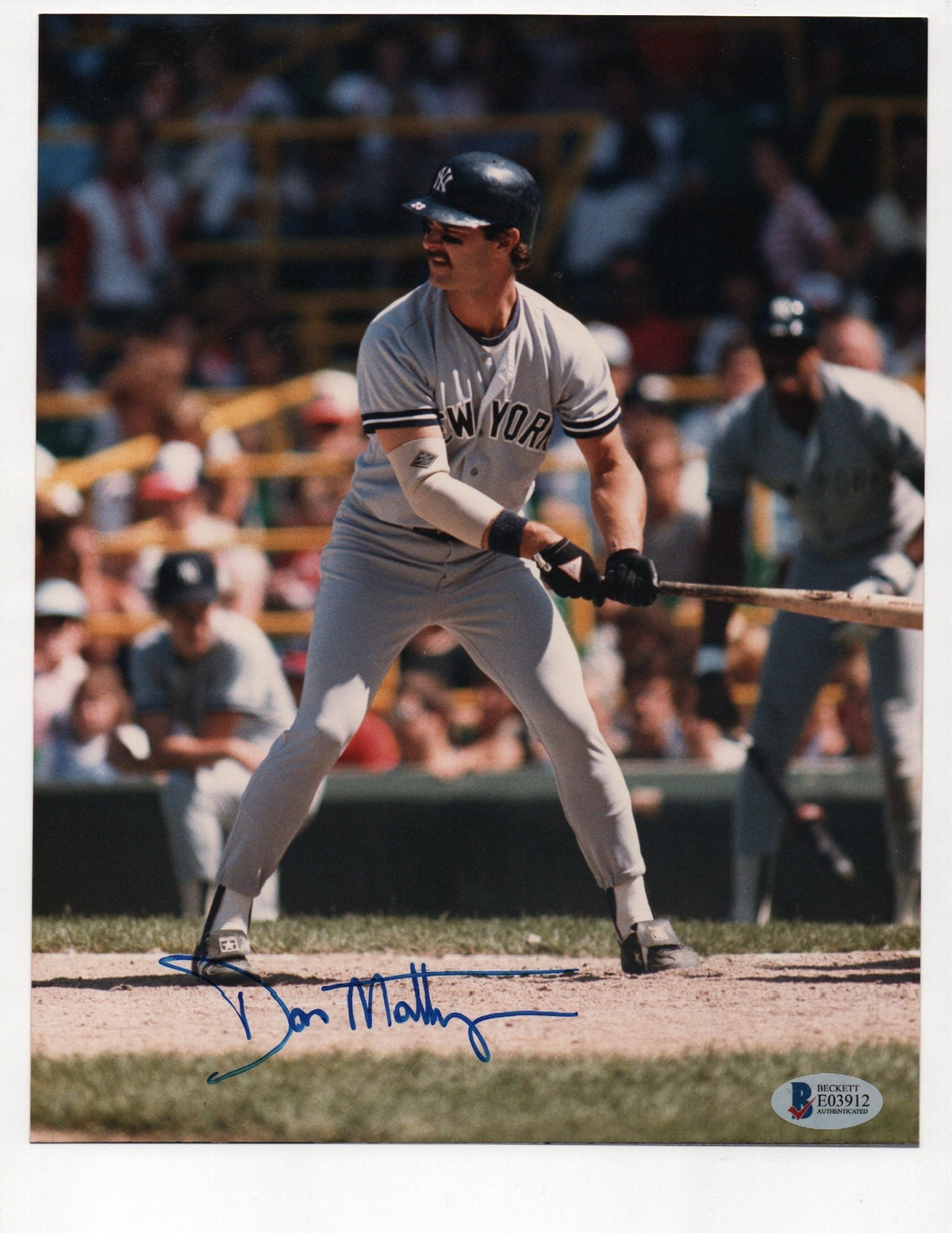 Don Mattingly Signed 8X10 Photo (Beckett E03912)