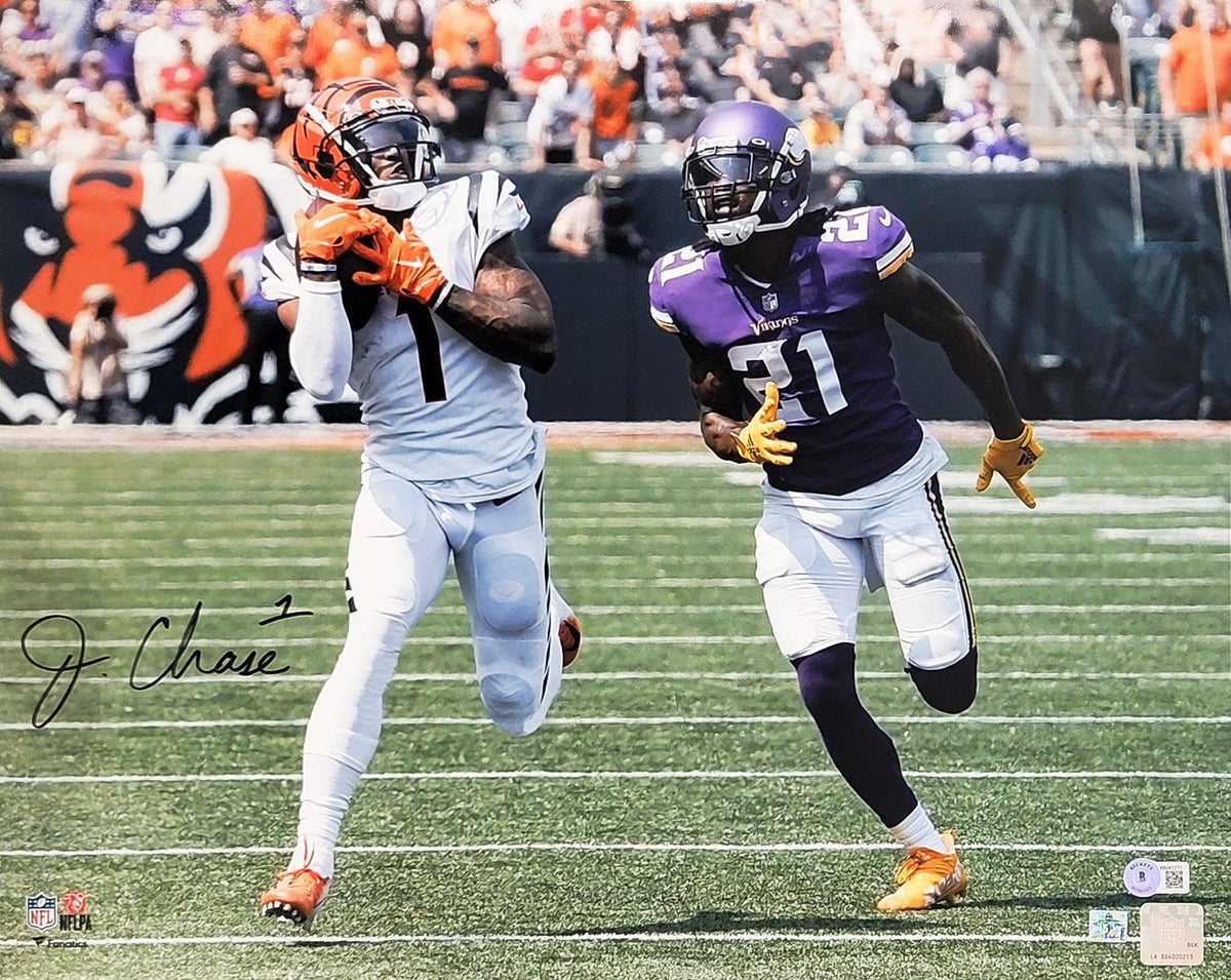Ja'marr Chase Autographed 16X20 Photo Cincinnati Bengals Beckett Bas Qr Stock #205627