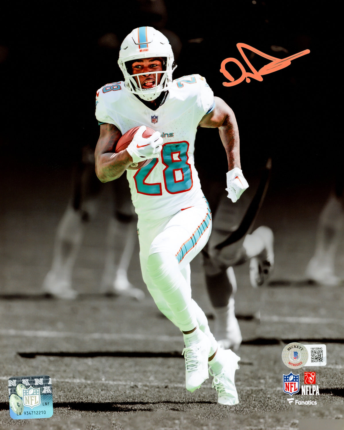 De'von Achane Autographed 8X10 Photo Miami Dolphins Spotlight Beckett Bas Witness